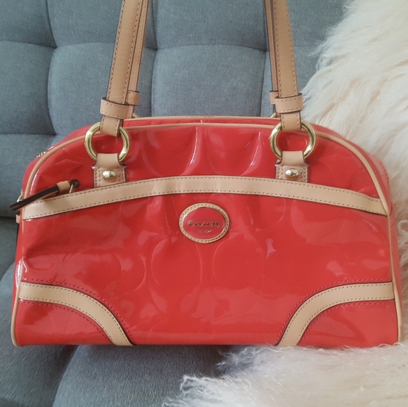 Authentic Coach coral patent leather embossed tote bag - Picture 1 of 3
